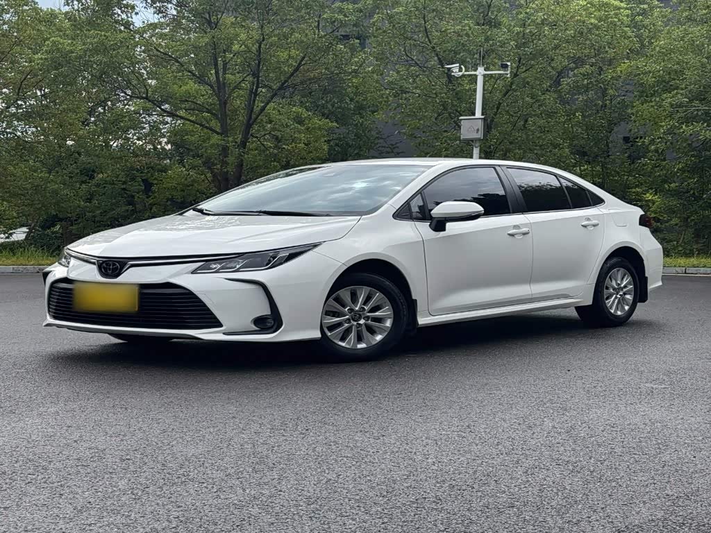 Toyota Corolla 1.2 л 2022 г. Белый, пробег 29900 км