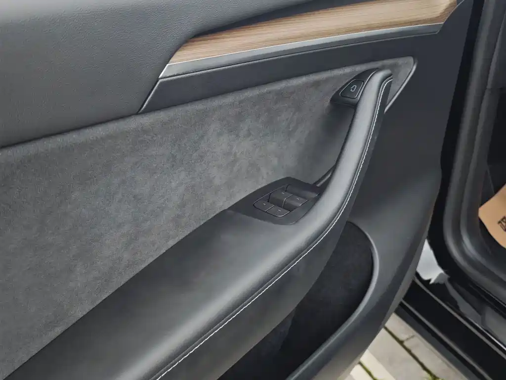 Tesla Model Y — миниатюра 9