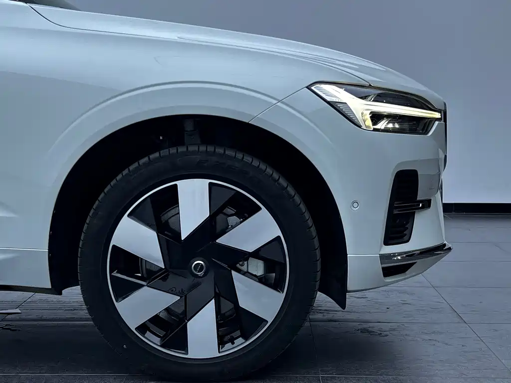 Volvo XC60 PHEV — миниатюра 5