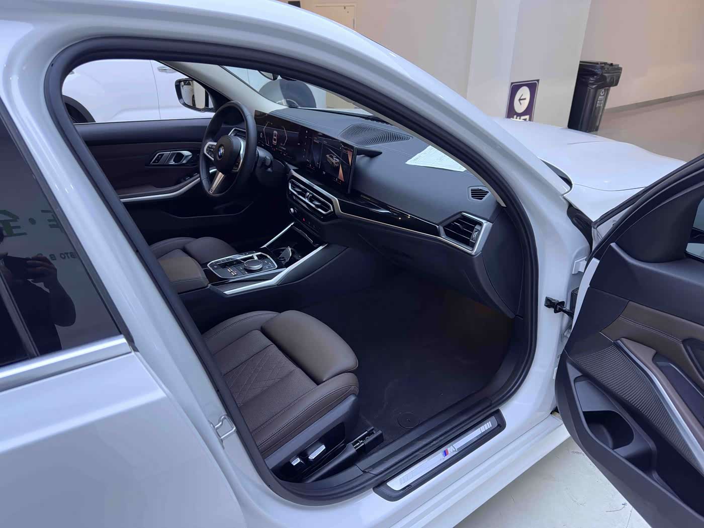 BMW 3 Series 2.0 л 2023 г. Белый, пробег 33000 км