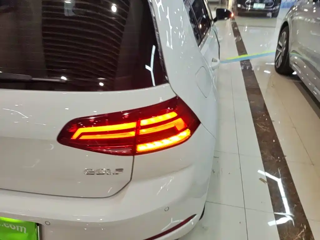 Volkswagen Golf ·