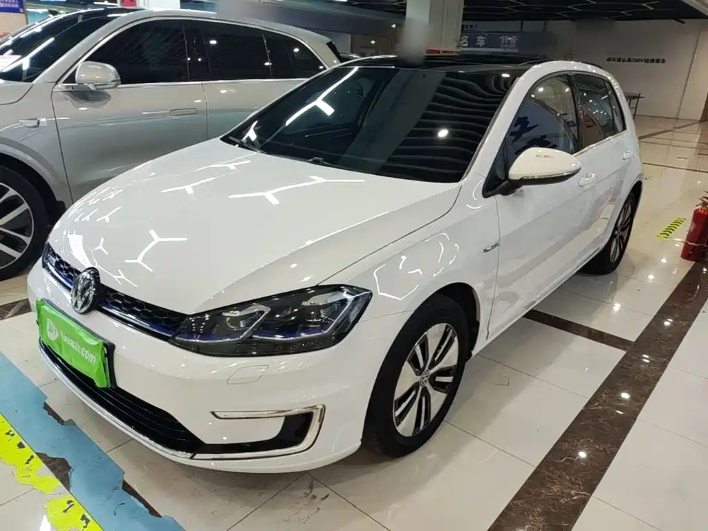 Volkswagen Golf ·