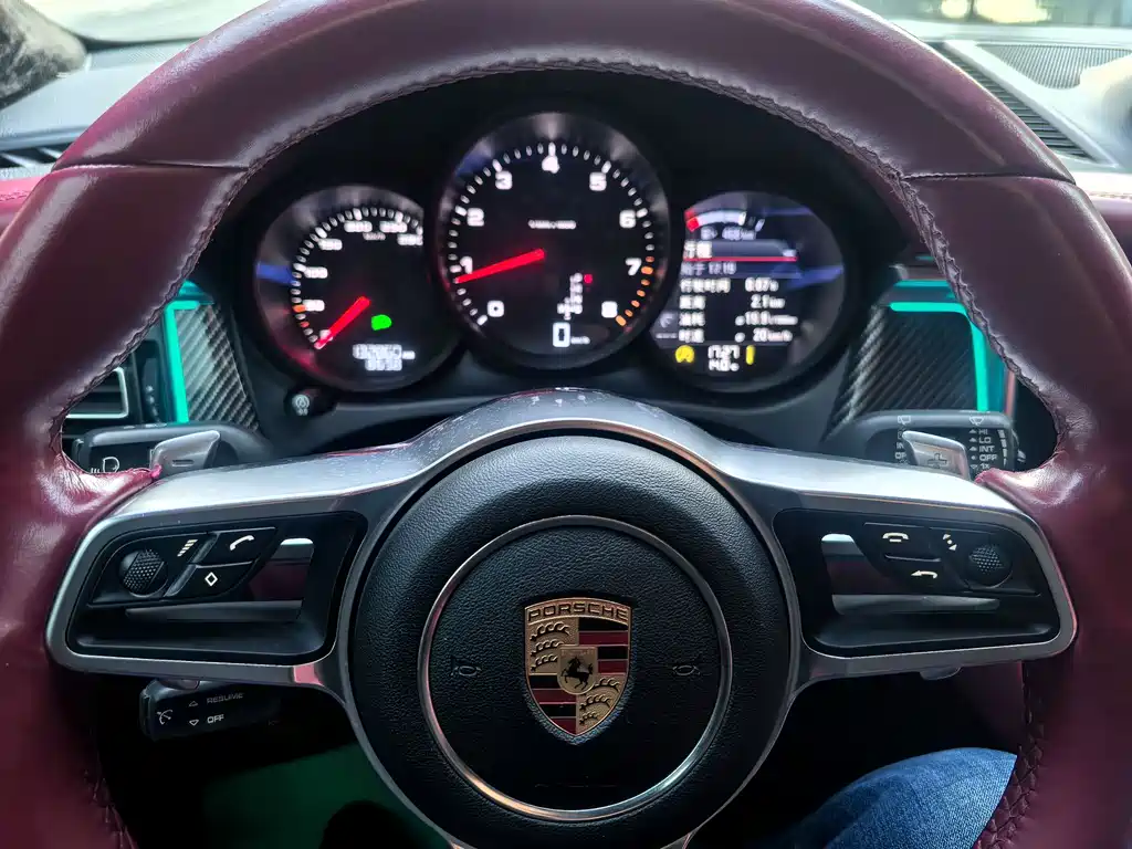 PORSCHE MACAN