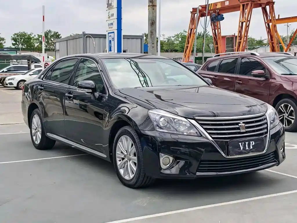 Toyota Crown — миниатюра 3