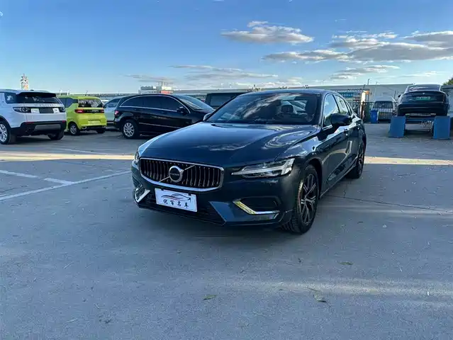 VOLVO S60 2025