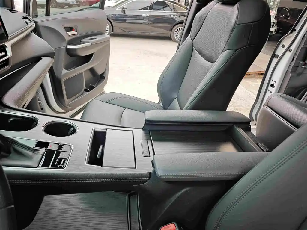 Toyota Sienna — миниатюра 18