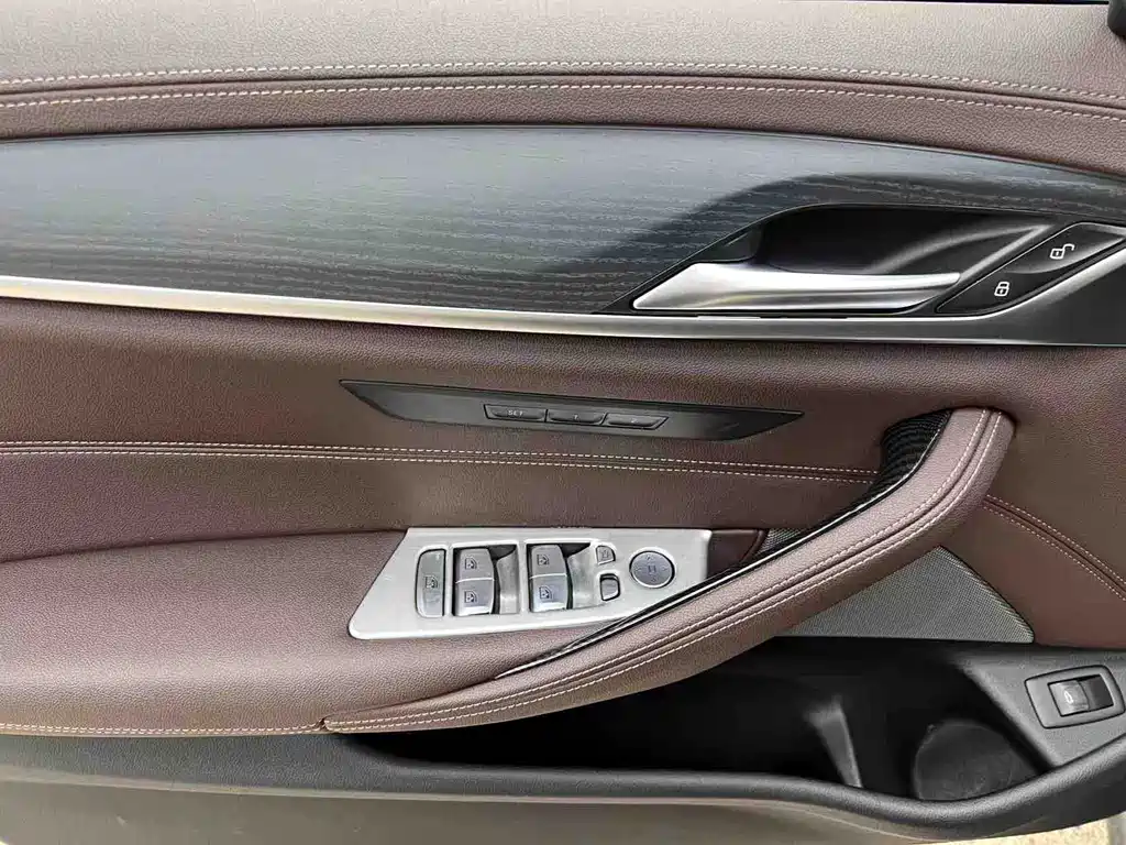 BMW 5 Series — миниатюра 12