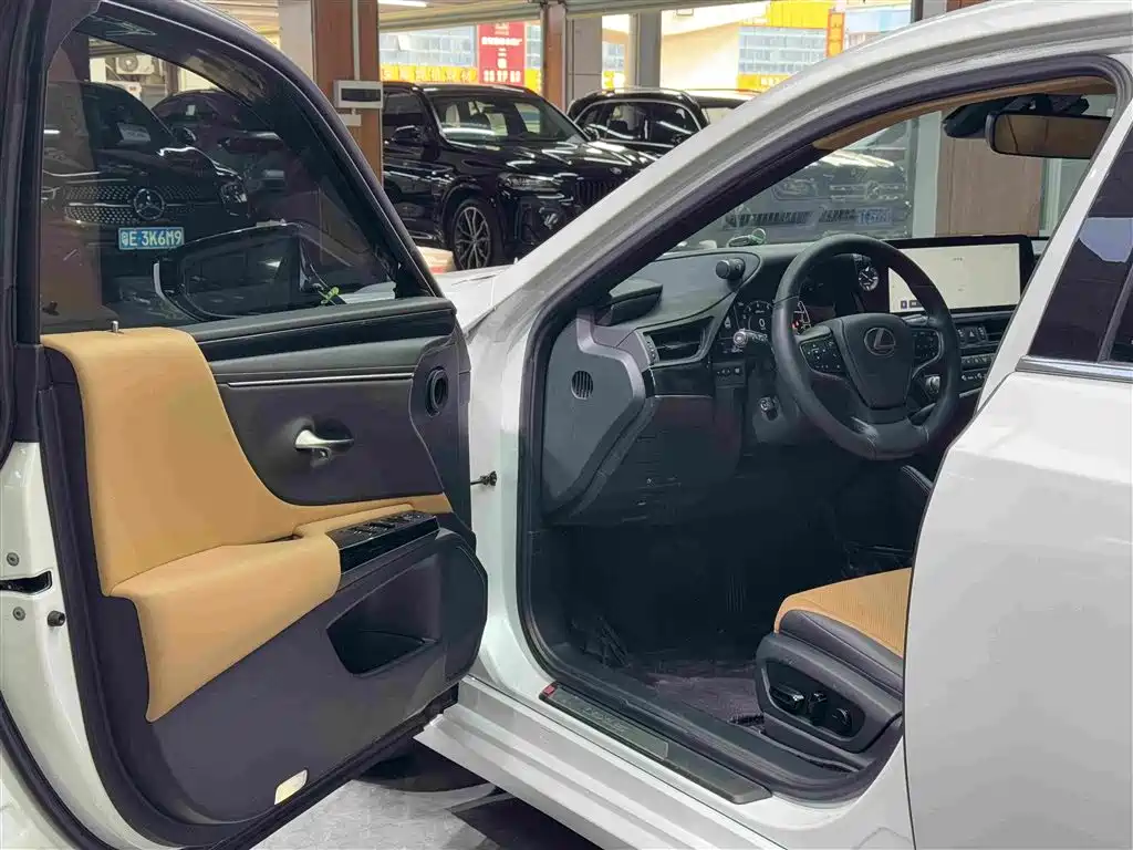 Lexus ES 2022 260