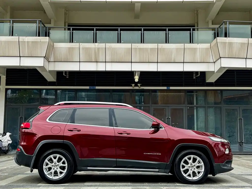 Jeep Cherokee — миниатюра 5
