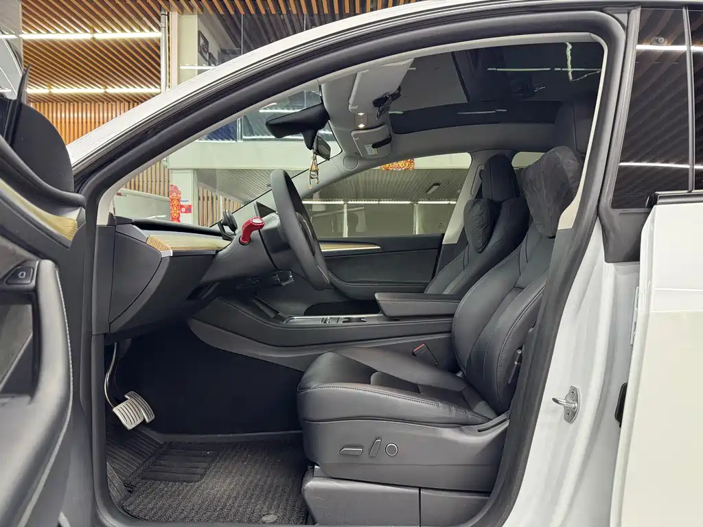 Tesla Model Y — миниатюра 7