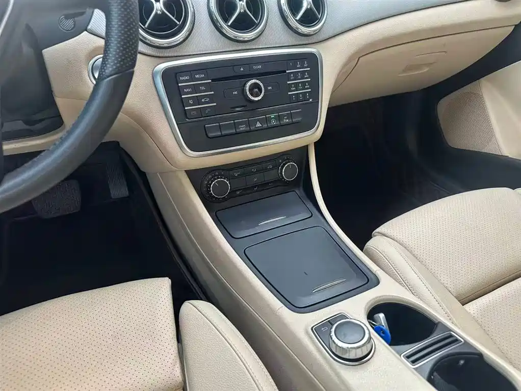 MERCEDES-BENZ GLA