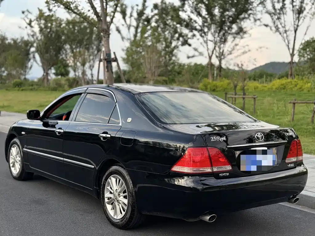 Toyota Crown — миниатюра 2