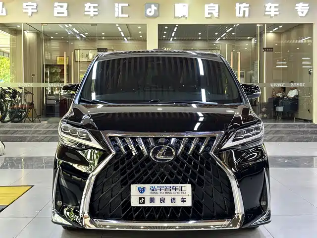 LEXUS  LM 2020
