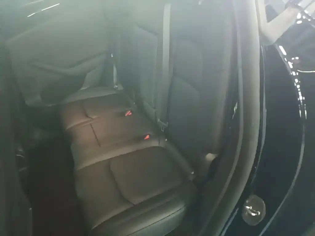 Tesla Model Y — миниатюра 17