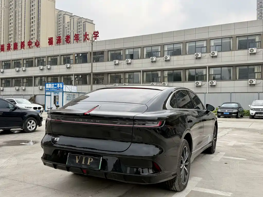 VOYAH LANTU CHASING LIGHT