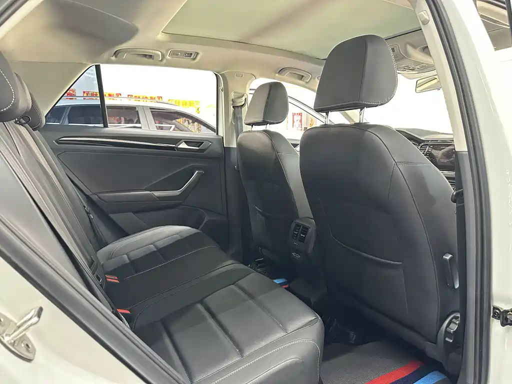 Volkswagen T-Roc — миниатюра 12