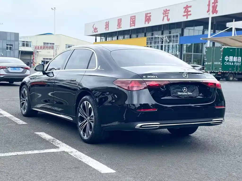 Mercedes-Benz E-Class — миниатюра 7
