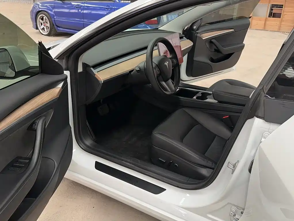 Tesla Model 3 — миниатюра 16