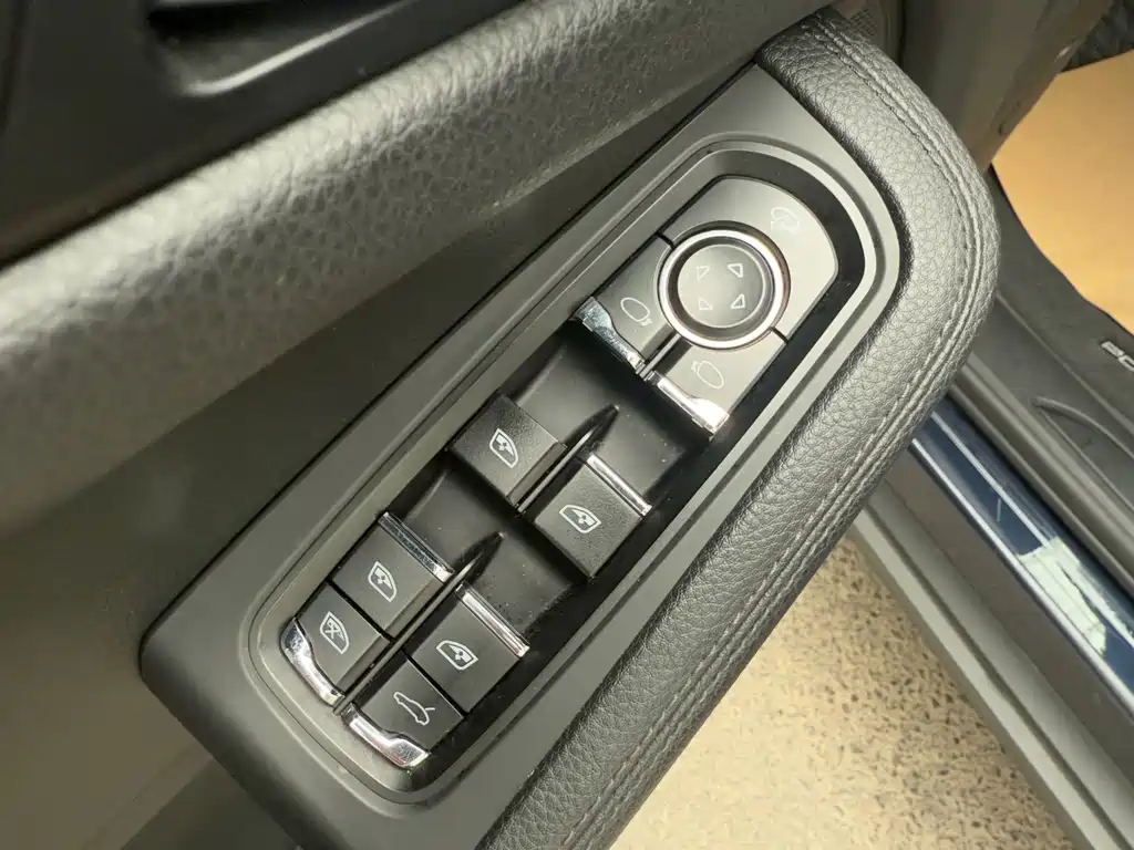 Porsche Macan — миниатюра 7