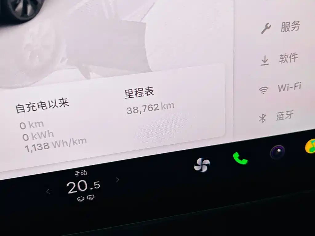 Tesla Model Y — миниатюра 10