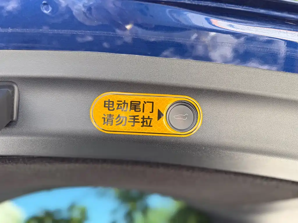 Tesla Model Y — миниатюра 15