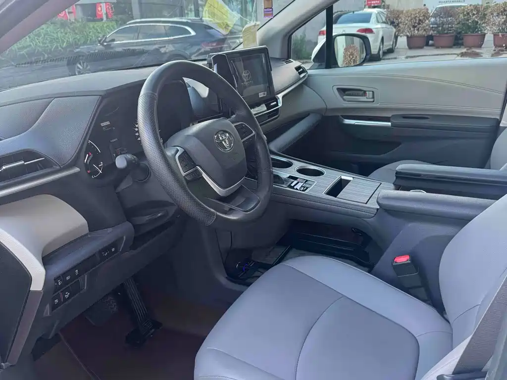 Toyota Granvia — миниатюра 6