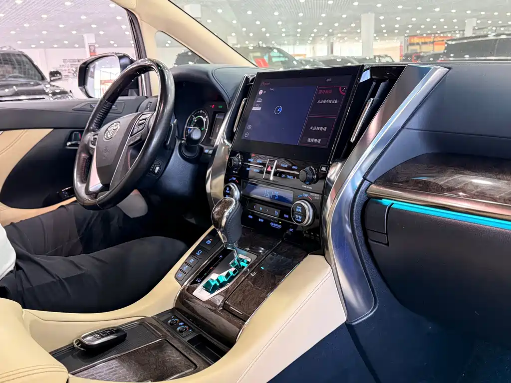 Toyota Alphard — миниатюра 7