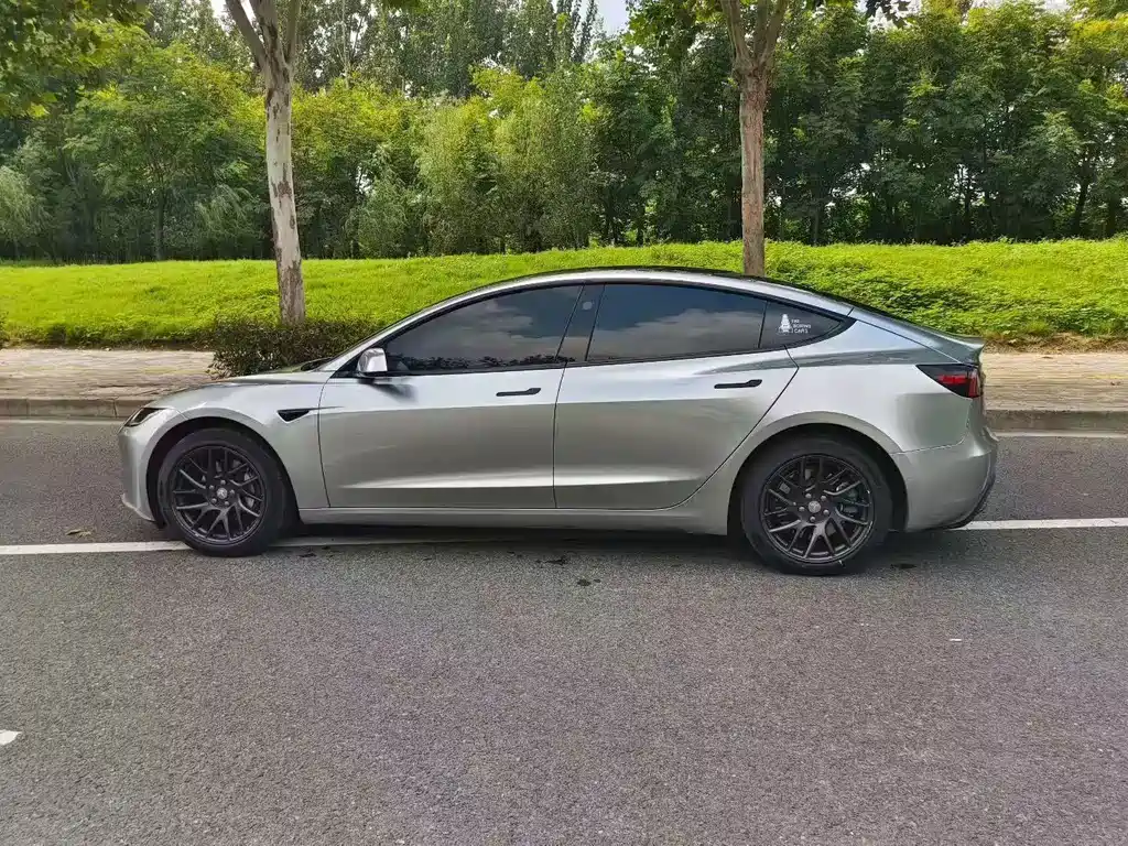 Tesla Model 3 — миниатюра 7