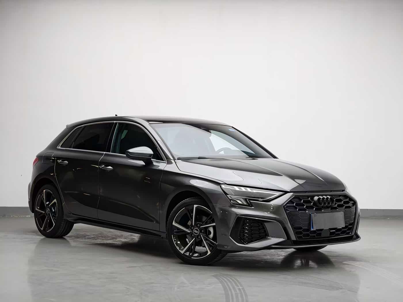 Audi A3 1.4 л 2024 г. Серебристо-серый, пробег 6000 км