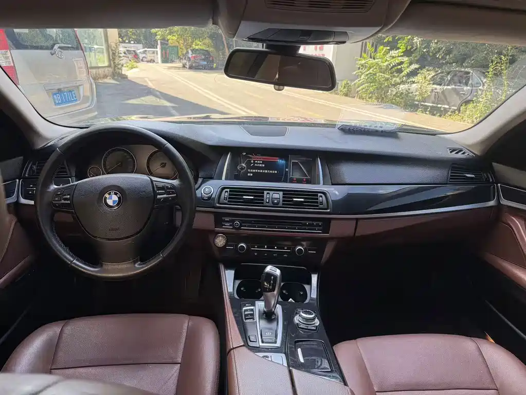 BMW 5 Series — миниатюра 9