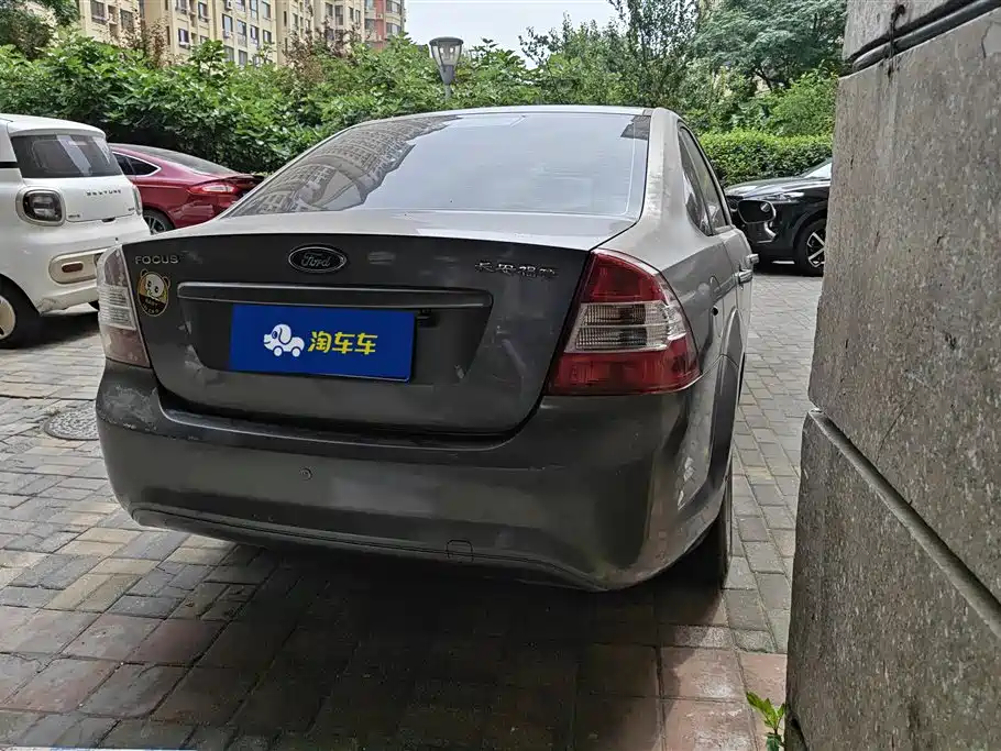 Ford Focus 2012 1.8L MT Fashion