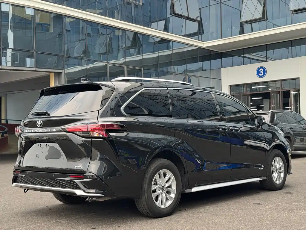 Toyota Granvia — миниатюра 5