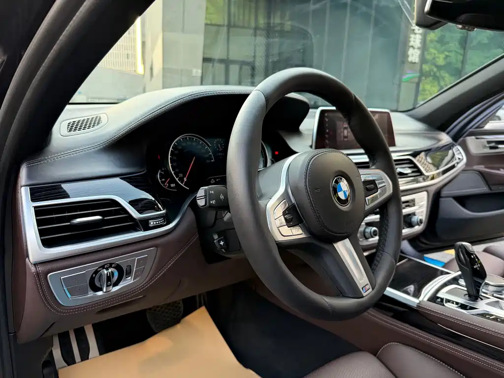 BMW 7 Series — миниатюра 9
