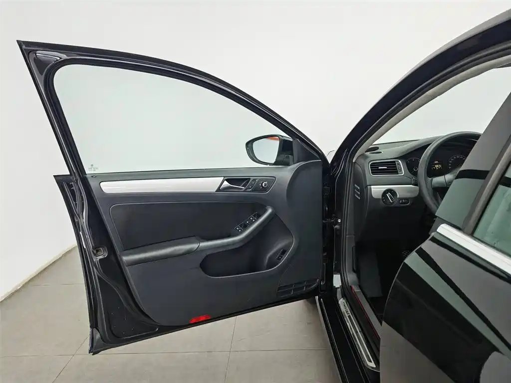 Volkswagen Sagitar 2012 1.6L MT Comfort