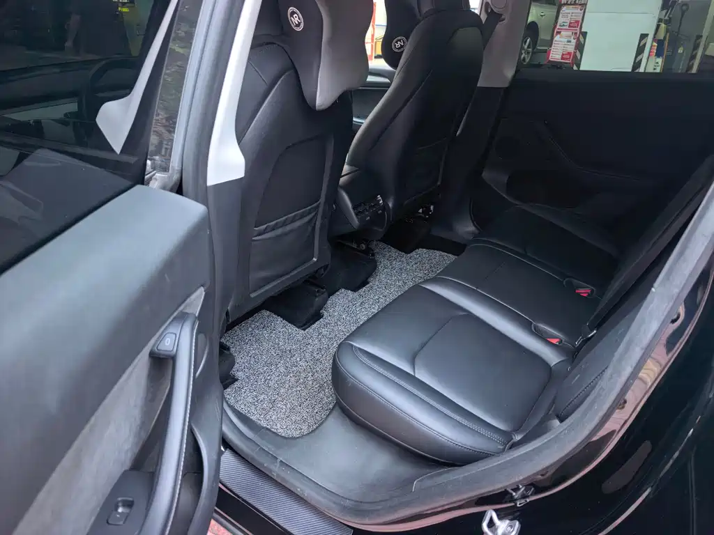 Tesla Model Y — миниатюра 6