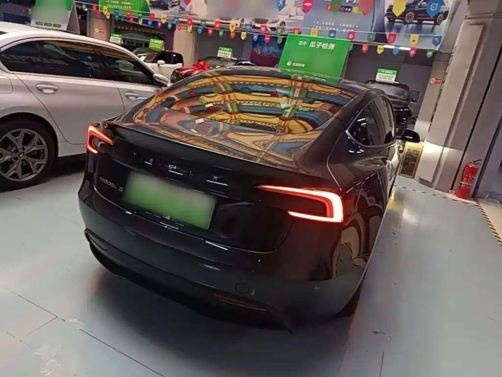 Tesla Model 3 — миниатюра 7