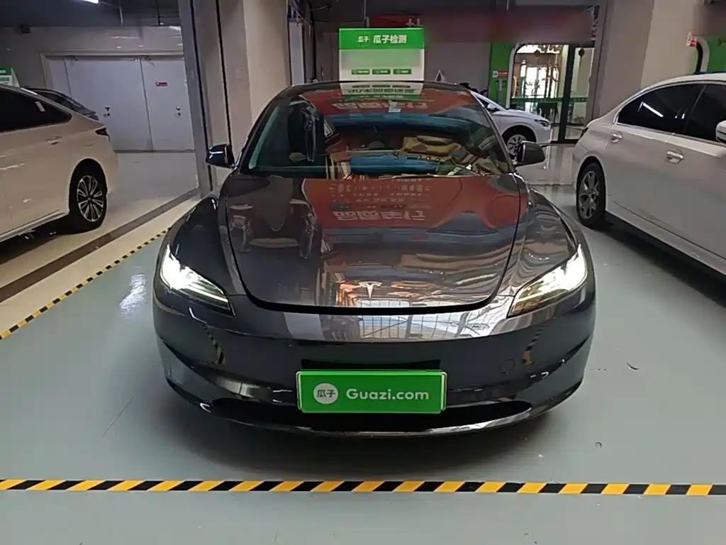 Tesla Model 3 — миниатюра 3