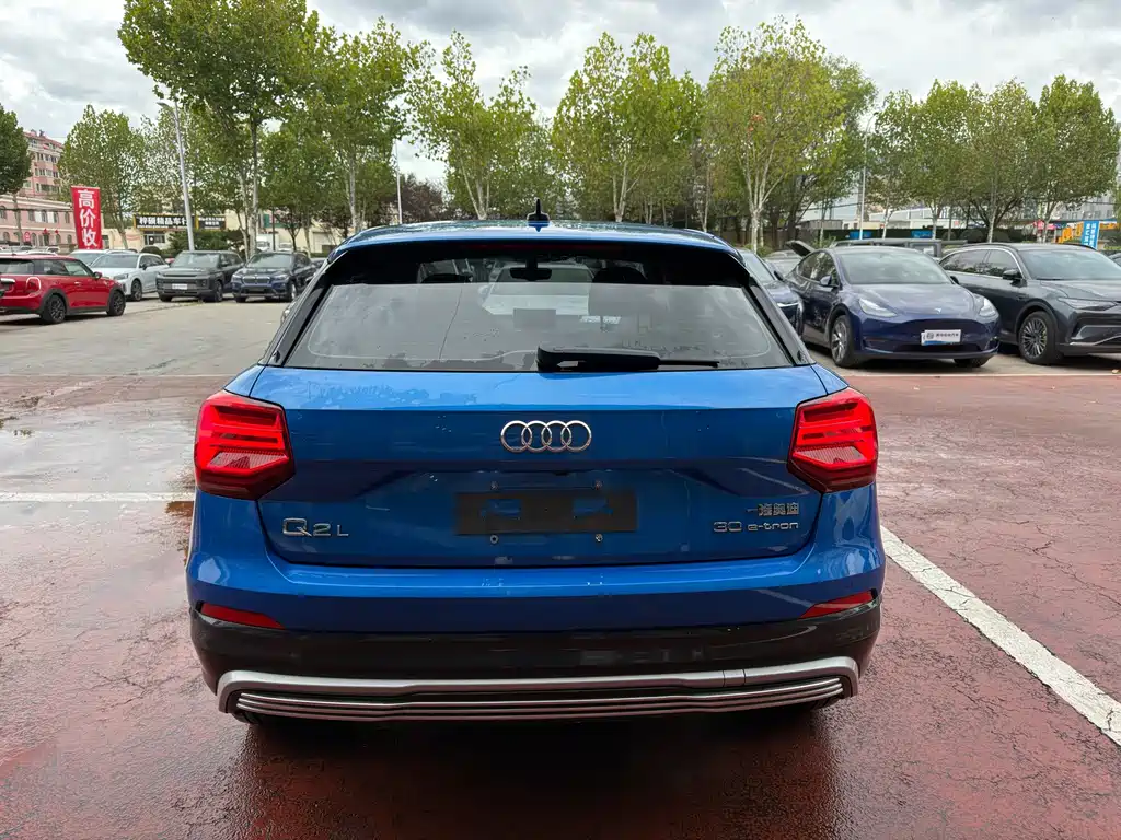 Audi Q2L e-tron — миниатюра 5