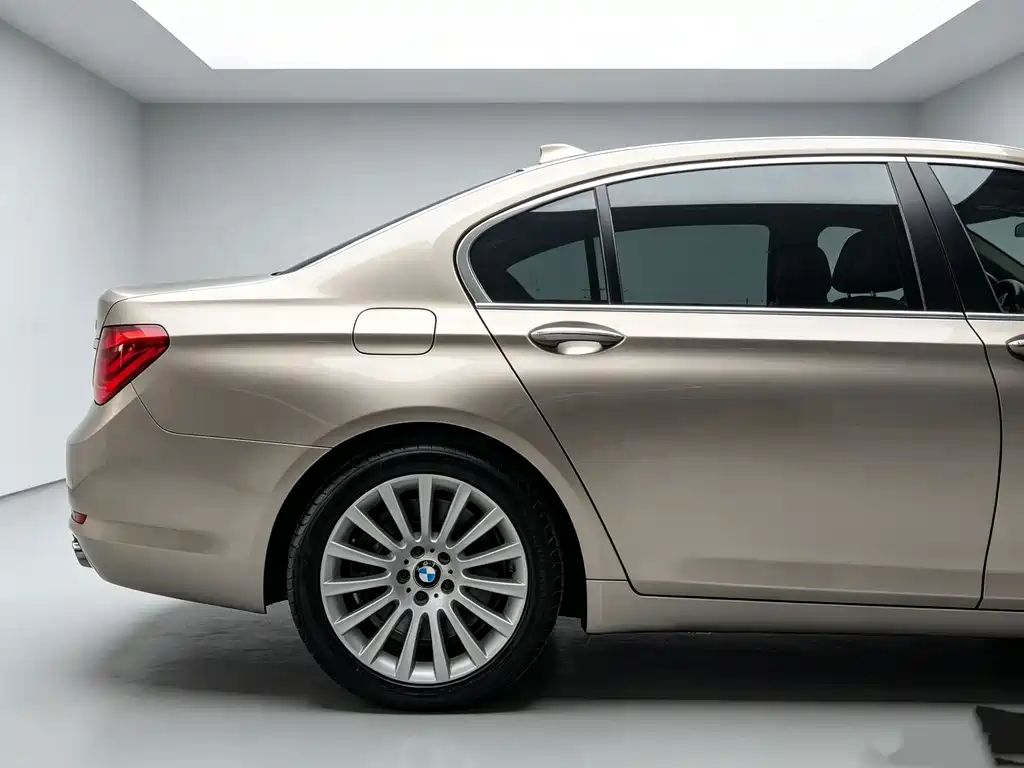 BMW 7 Series — миниатюра 9