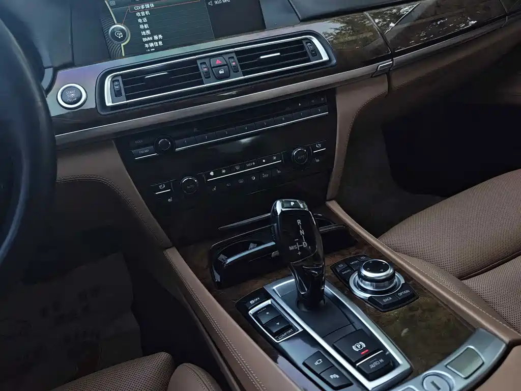 BMW 7 Series — миниатюра 17