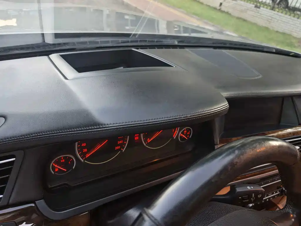 BMW 7 Series — миниатюра 13