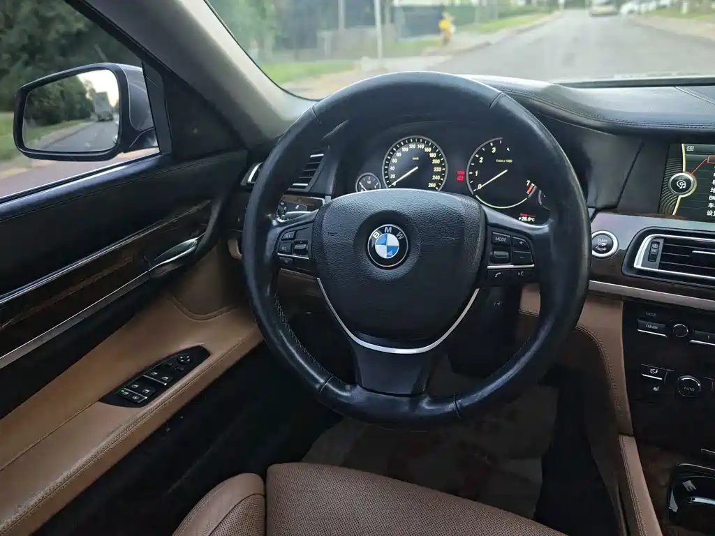 BMW 7 Series — миниатюра 16