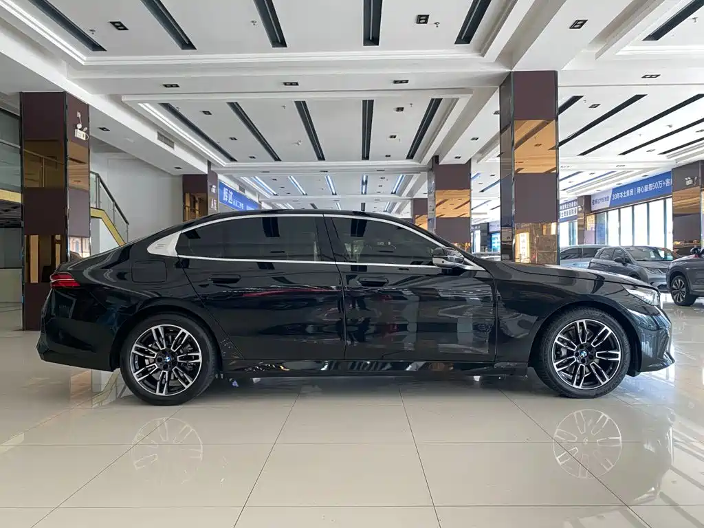 BMW 5 Series — миниатюра 4