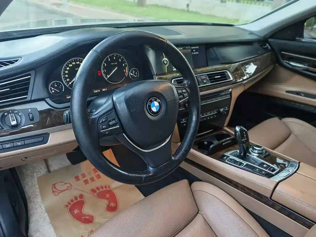 BMW 7 Series — миниатюра 11