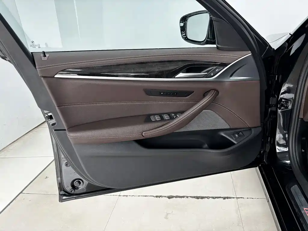 BMW 5 Series 2022 — фото 10