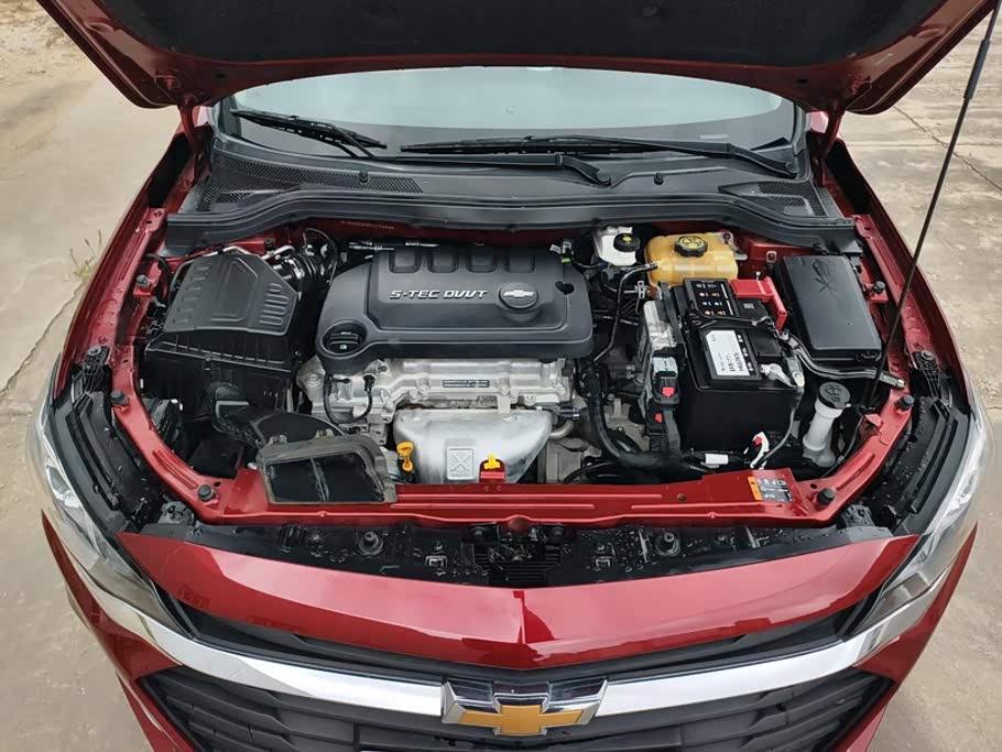 Chevrolet Monza 1.5 л 2023 г. красный/фиолетовый, пробег 34500 км