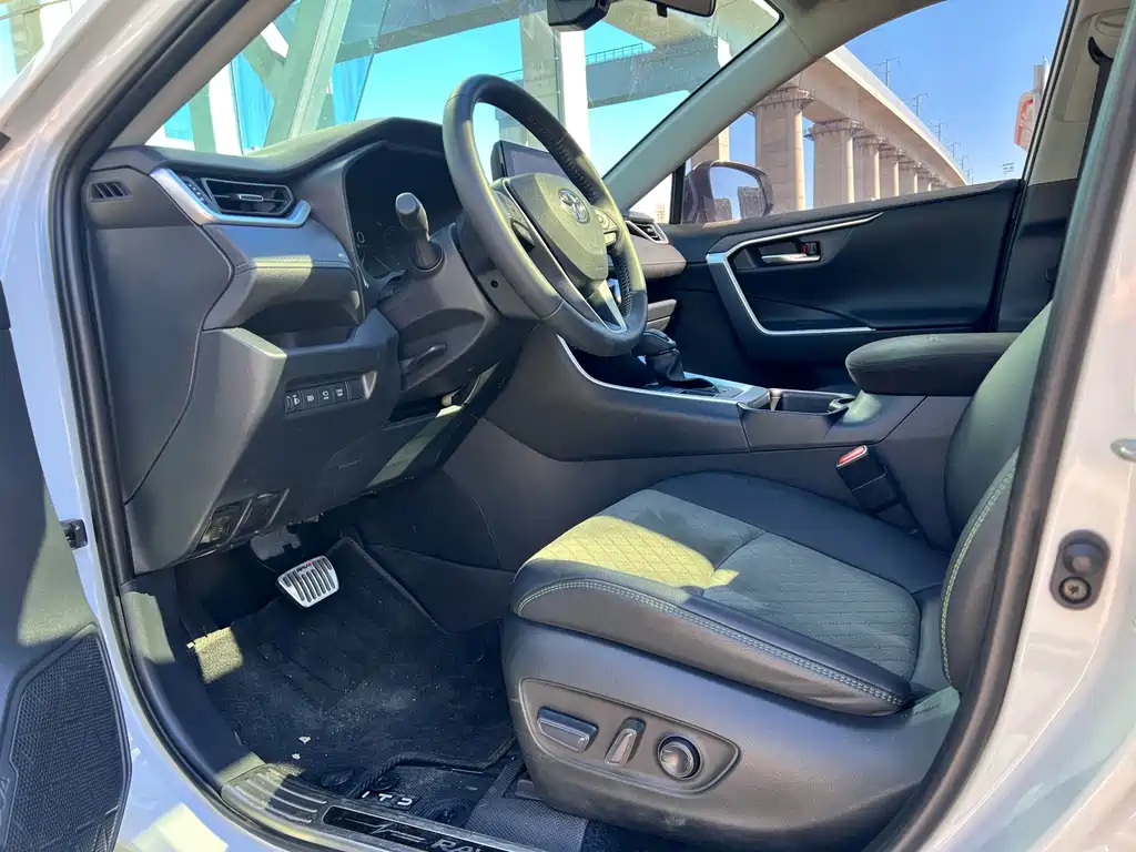 Toyota RAV4 — миниатюра 7