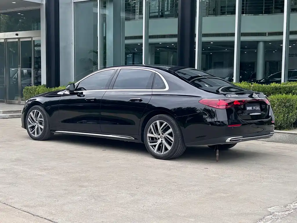 Mercedes-Benz E-Class — миниатюра 6