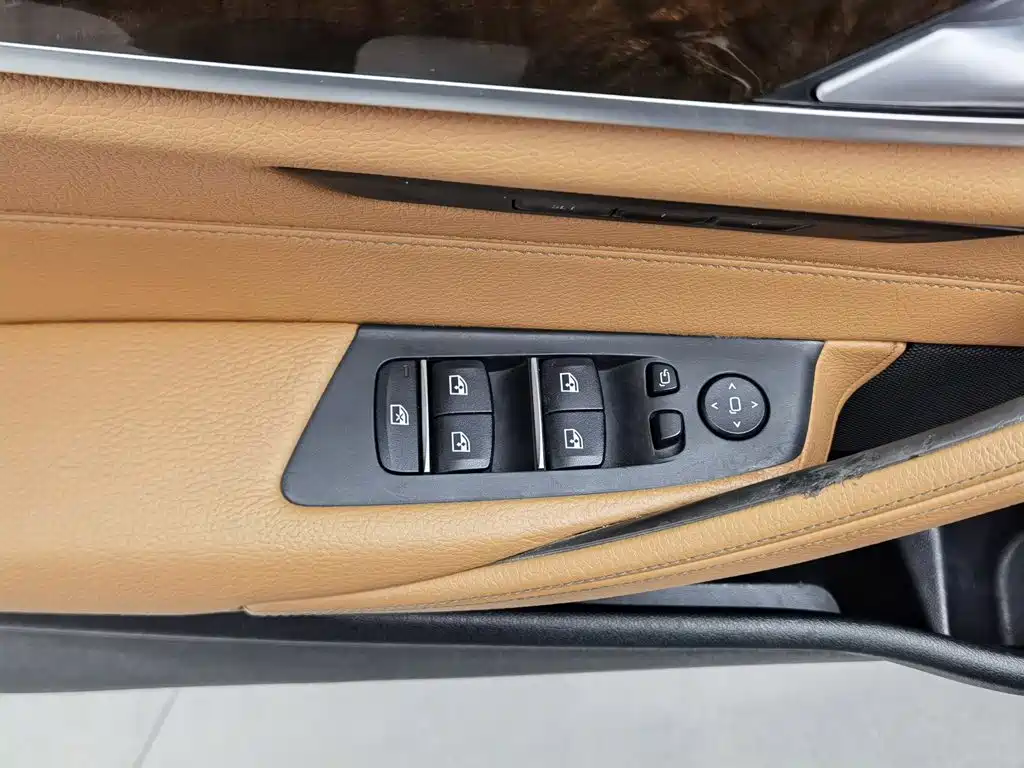 BMW 5 Series — миниатюра 9