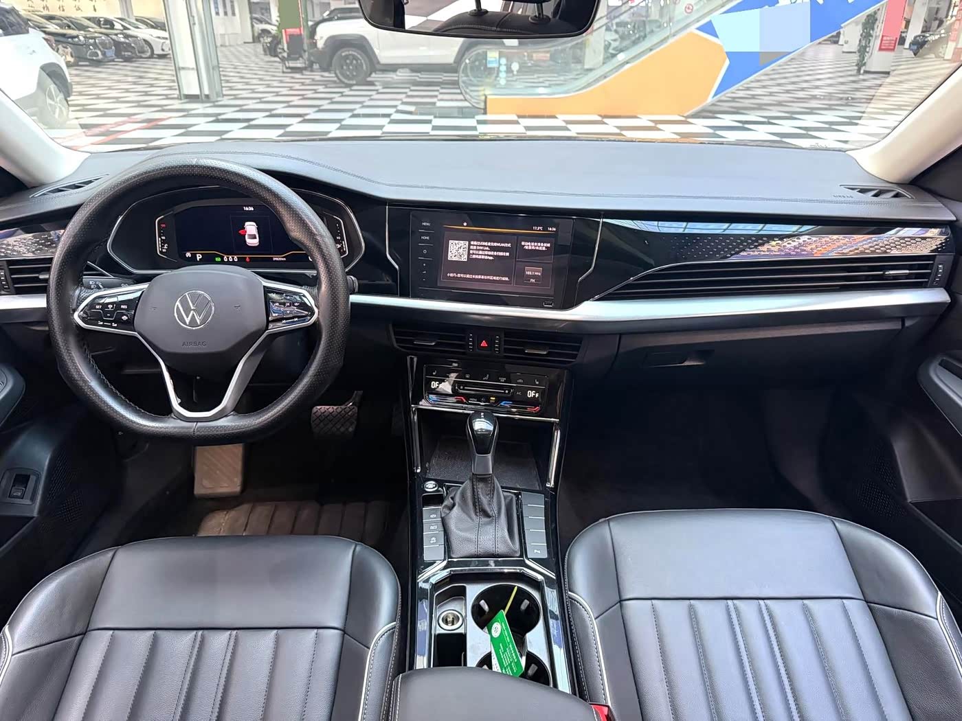 Volkswagen Passat 1.4 л 2023 г. Чёрный, пробег 39000 км